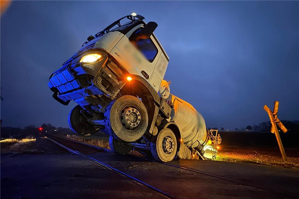 Die Bahnstrecke Buxtehude-Bremervörde ist nach dem Unfall kurzzeitig gesperrt gewesen.-/Nord-West-Media TV/dpa