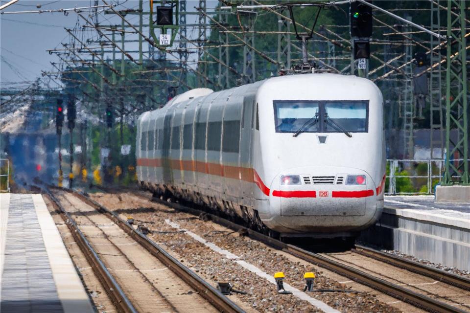 Die Bahnstrecke Hamburg-Berlin ging Mitte Juni mit sechswöchiger Verzögerung in Betrieb. (Archivbild)Jens Büttner/dpa