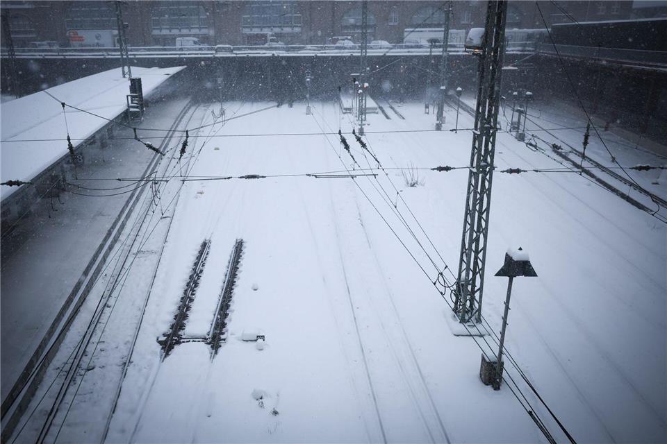 Die Bahnstrecke musste für fünf Stunden gesperrt werden Christian Charisius/dpa
