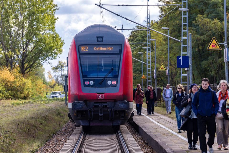 Die Bahnstrecke nach Cottbus wird ausgebaut. (Archivbild)Frank Hammerschmidt/dpa