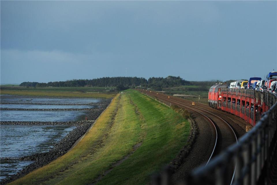 Die Bahnstrecke nach Sylt ist teilweise nur eingleisig - das sorgt immer wieder für Wartezeiten (Archivbild).Christian Charisius/dpa