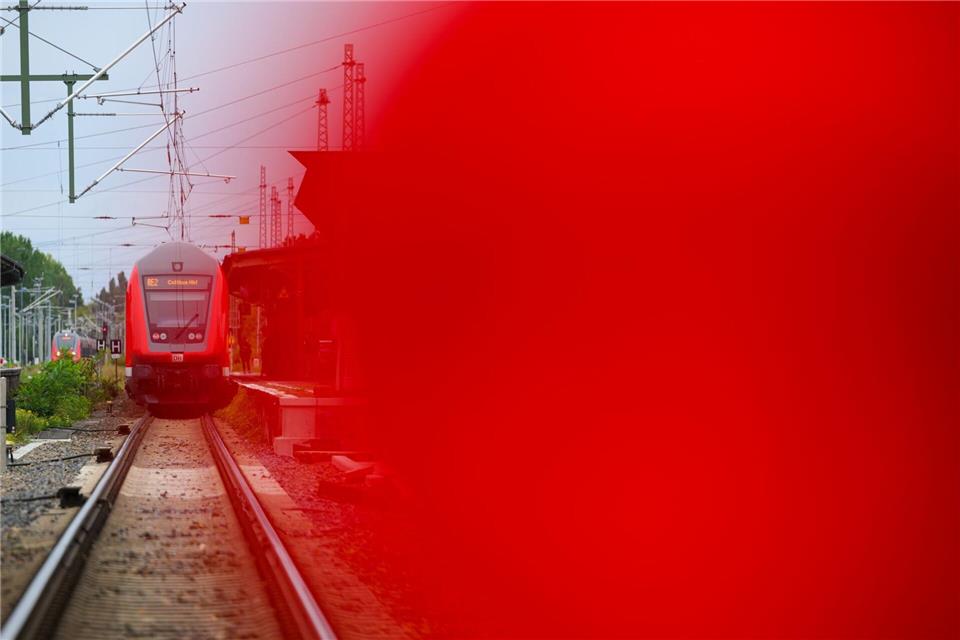 Die Bahnstrecke zwischen Hanau und Wächtersbach wird vom 14. bis 17. November aufgrund der Bauarbeiten gesperrt. (Symbolbild)Patrick Pleul/dpa