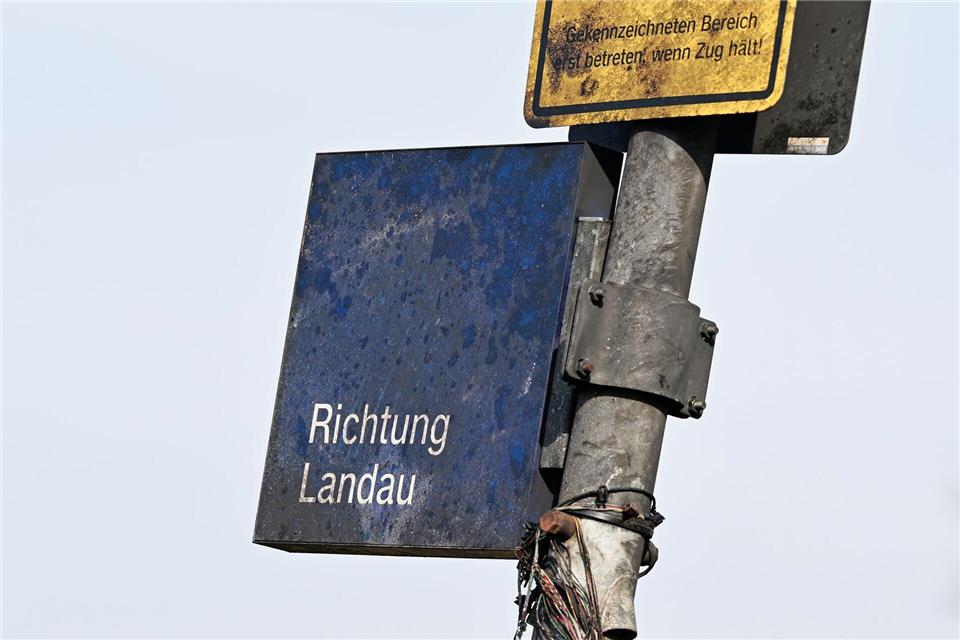 Die Bahnstrecke zwischen Landau und Winden ist nach wie vor gesperrt.Uwe Anspach/dpa