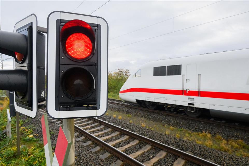 Die Bahnstrecke zwischen Nürnberg und Erfurt wurde gesperrt (Symbolbild). Julian Stratenschulte/dpa