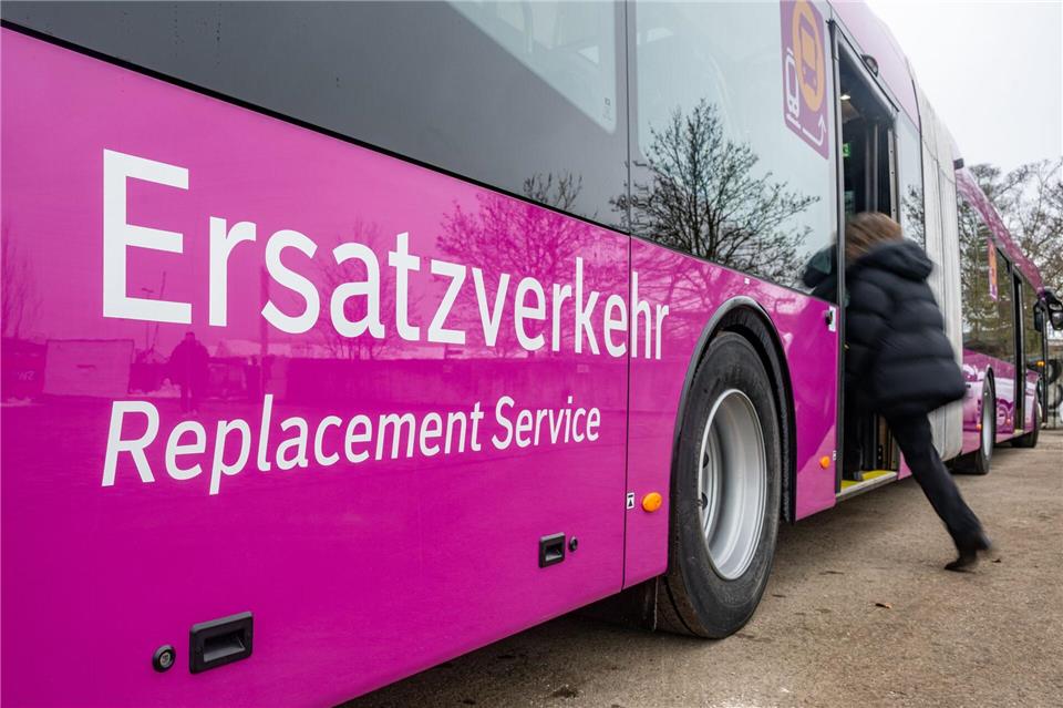 Die Bahnstrecke zwischen Obertraubling und Passau wird wegen Bauarbeiten seit Mitte Juni vorübergehend gesperrt. Es fahren Ersatzbusse. (Archivbild)Armin Weigel/dpa