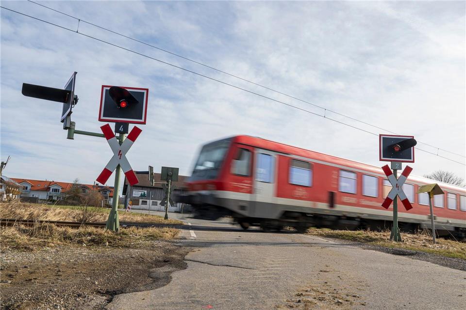 Die Bahnstrecke zwischen Traunstein und Ruhpolding wird zwischen September und November wochenlang nicht befahren. In dieser Zeit finden Bauarbeiten statt. (Archivbild)Peter Kneffel/dpa