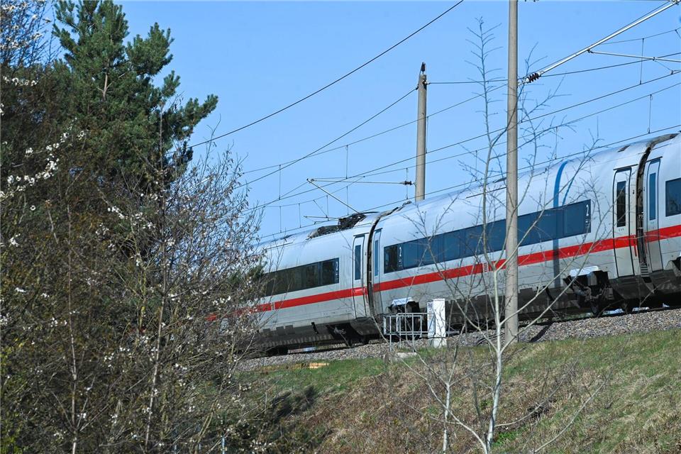 Die Bahnstromleitung ist auf einer Länge von fast einem Kilometer gerissen.Heiko Rebsch/dpa