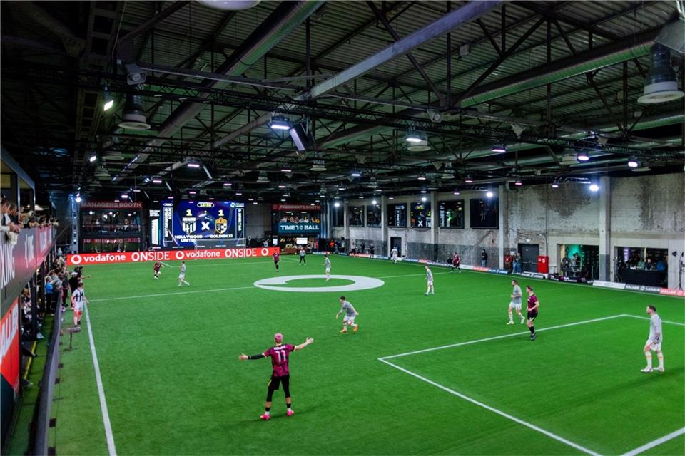 Die Baller League trägt ihre Spiele auf einem Kleinfeld in der Motorworld in Köln aus.