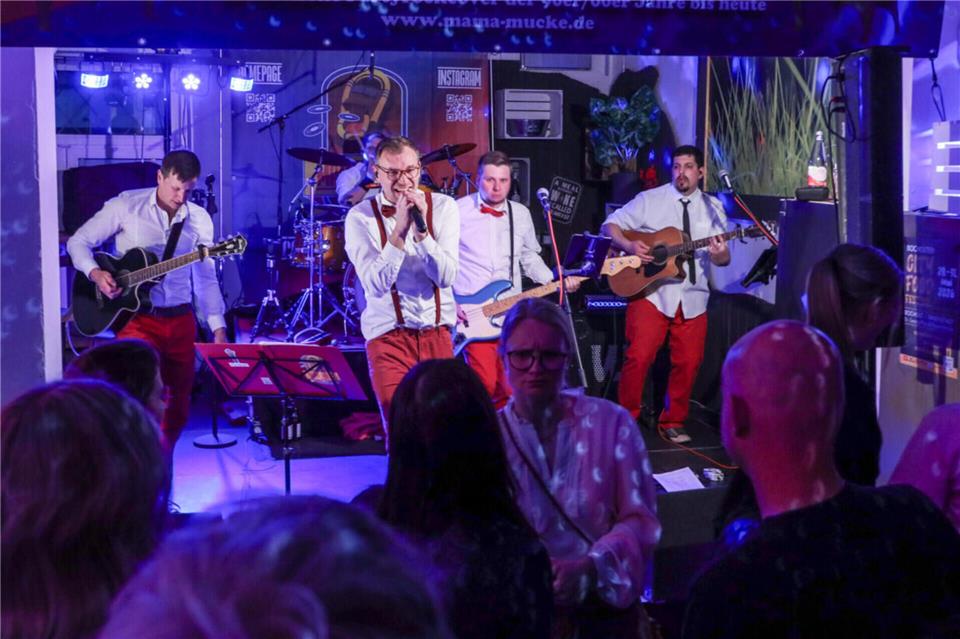 Die Band Mama Mucke aus Bocholt spielt Hits der 1990er- und 2000er-Jahre.