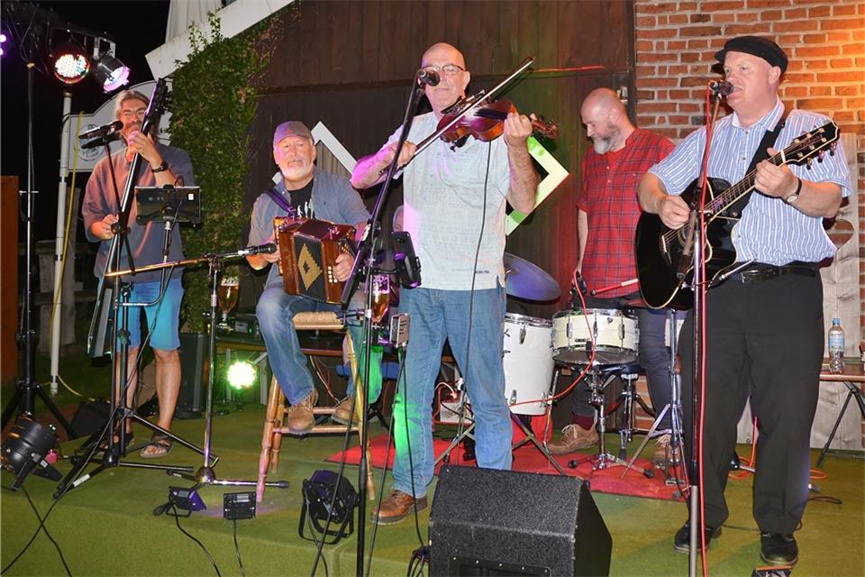 Die Band „Potbelly“ spielte in Adelheids Spargelhaus irische Folkmusik.Bosse