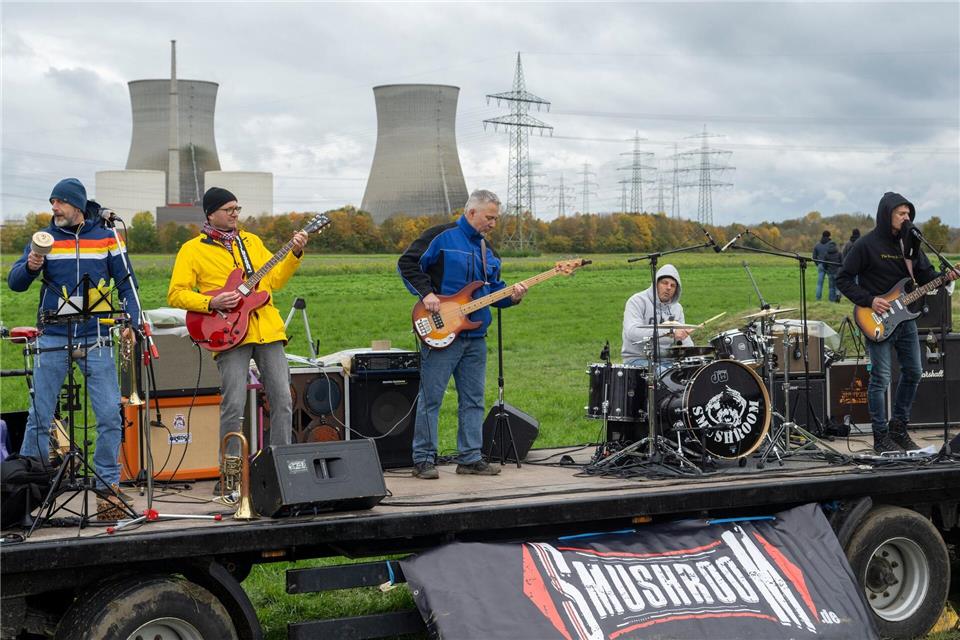Die Band Smushroom spielt auf einem Anhänger kurz vor der Sprengung.Stefan Puchner/dpa