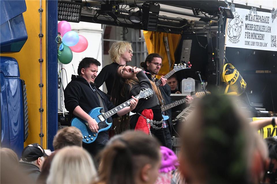 Die Band Toxic Pills nahm ebenfalls an der Münchner „Krachparade“ teil. Felix Hörhager/dpa