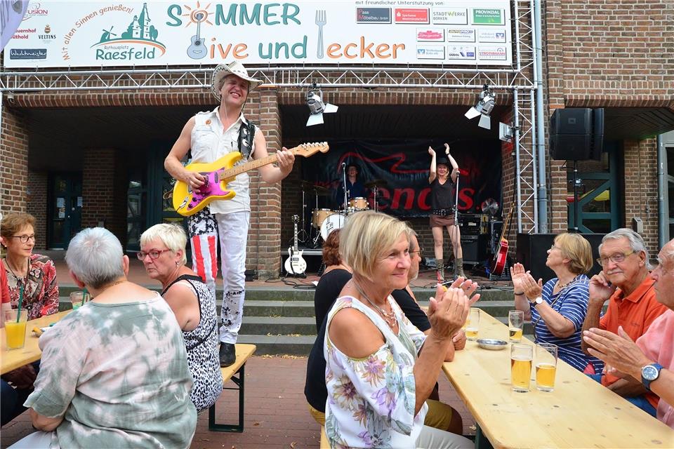 Die Band „Yendis“ machte vor dem Rathaus Musik.