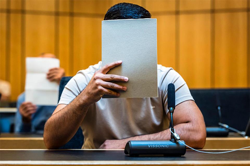 Die Bande war durch das sogenannte Phishing an Kontodaten ihrer späteren Opfer gelangt und hatte dann mehr als 180.000 Euro erbeutet. (Archivbild)Lars Berg/dpa
