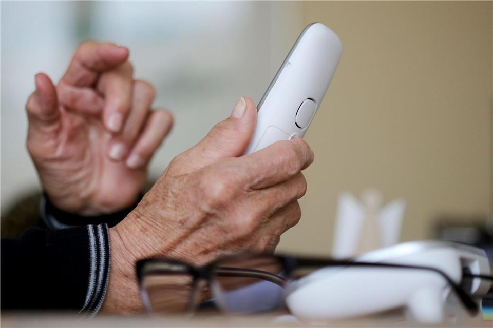 Die Bank der Seniorin verhindert einen weiteren Betrug. (Symbolbild)Roland Weihrauch/dpa