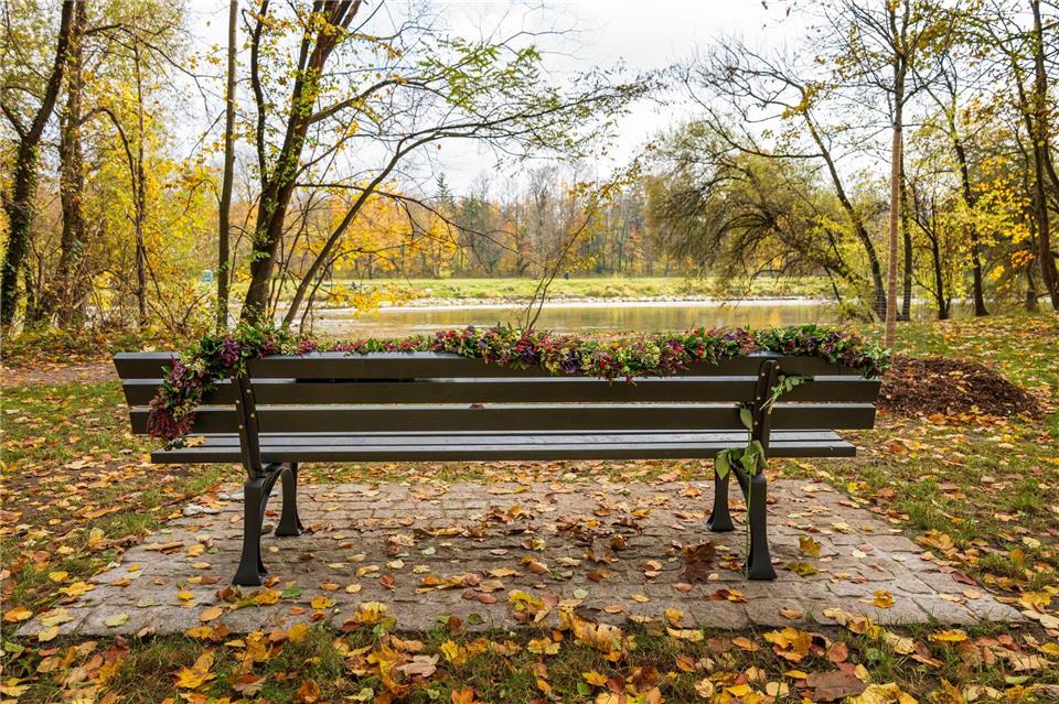 Bank am Flaucher erinnert an Todesopfer des Auto-Anschlags  Die Bank steht am Flaucher, einem der Lieblingsorte der jungen Familie.Peter Kneffel/dpa