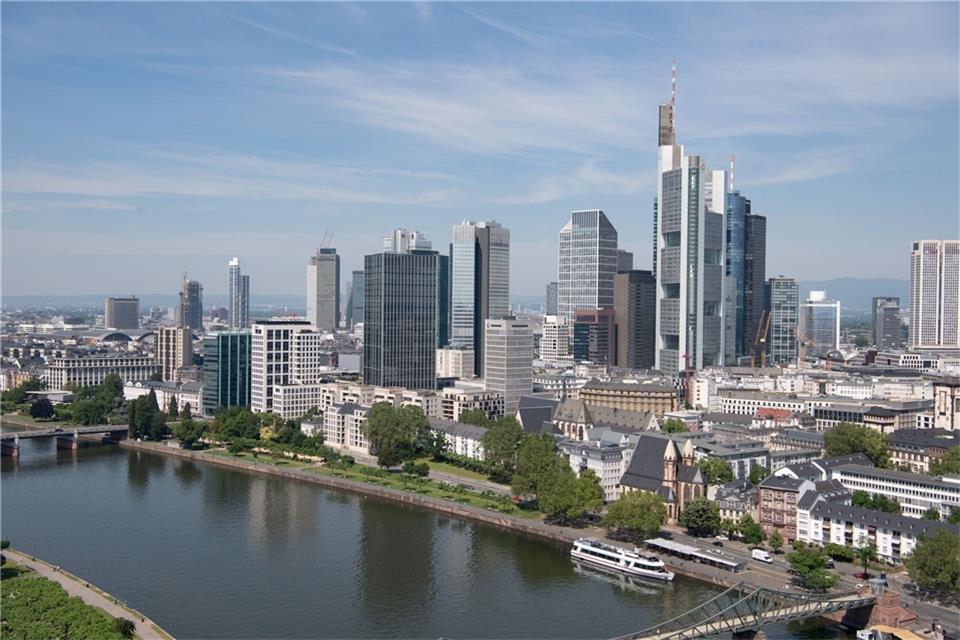 Zahl der Bank-Filialen in Deutschland sinkt Die Bankenskyline von Frankfurt: In Deutschland gibt es erstmals weniger als 20.000 Bankfilialen.