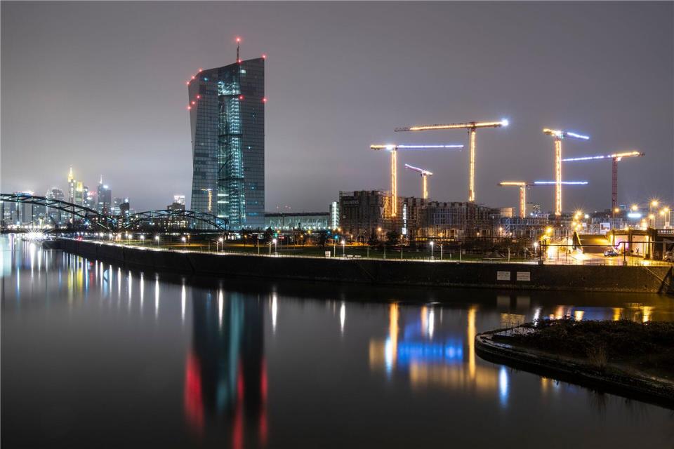 Die Bankenskyline von Frankfurt ragt hinter der Europäischen Zentralbank (EZB)  empor.Boris Roessler/dpa