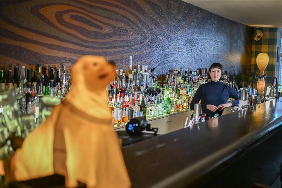 Die Bar „Green Door“ mit langem Holztresen beschreibt sich selbst als American Bar und befindet sich in Berlin in der Winterfeldtstraße in Schöneberg.Jens Kalaene/dpa
