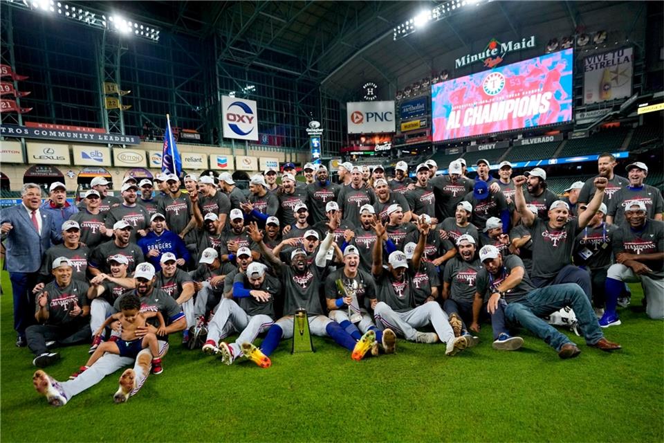 Die Baseballer der Texas Rangers feiern den Einzug in die World Series.