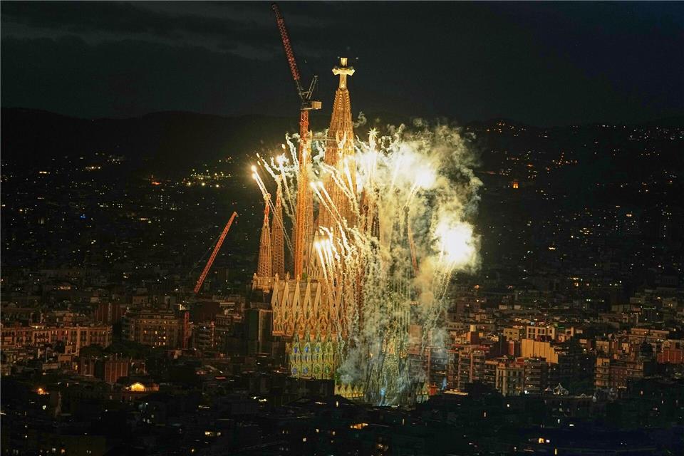 Die Basilika der Sagrada Família in Barcelona ist von Feuerwerkslichtern umgeben, nachdem Papst Leo XIV. den Jesus-Turm gesegnet hat. Fatima Shbair/AP/dpa