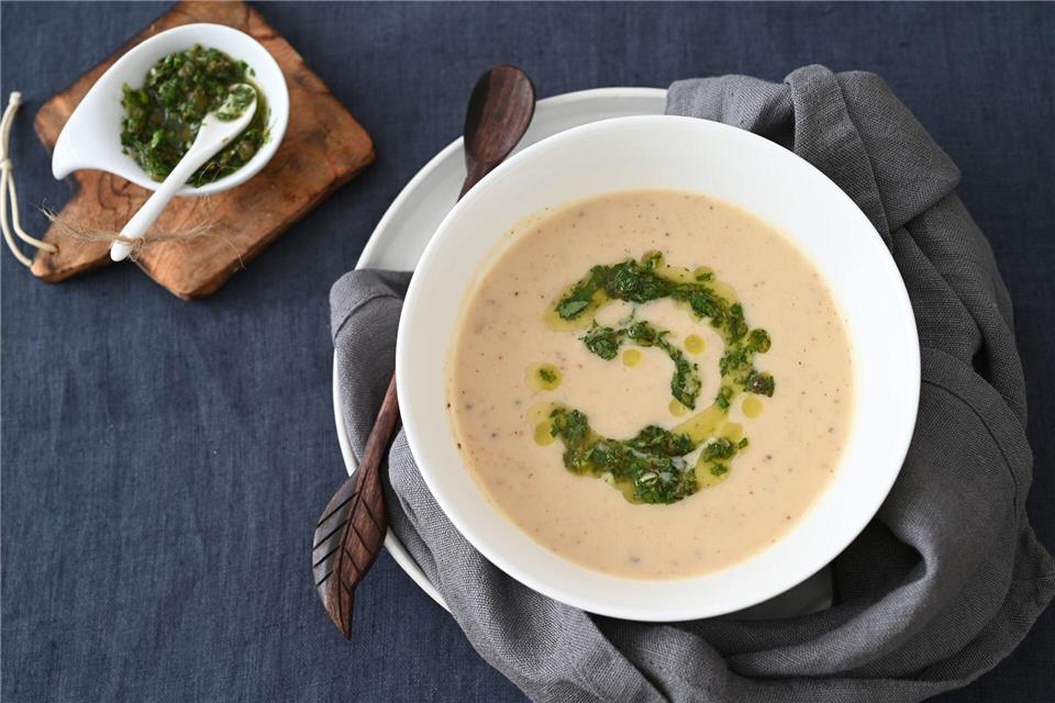 Suppe von ofengeröstetem Blumenkohl mit Salsa Verde Die Basis für die cremige Suppe sind im Ofen geröstete Blumenkohlröschen, Kartoffeln und Knollensellerie-Stückchen.Julia uehren/loeffelgenuss.de/dpa-tmn