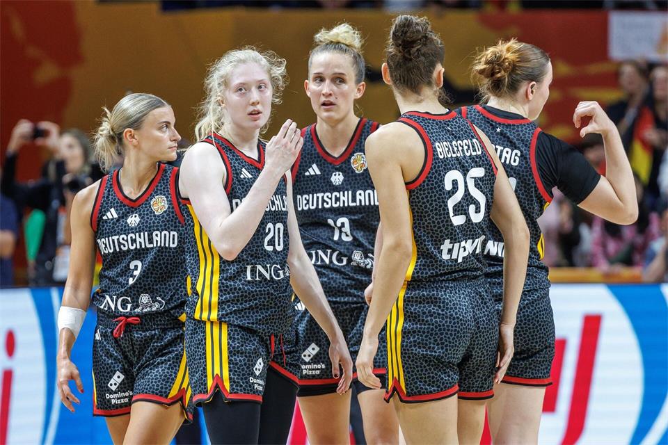 Die Basketballerinnen sind nach dem Bronze-Spiel ernüchtert.Andreas Gora/dpa
