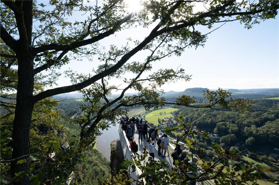 Die Bastei ist ein beliebtes Ziel bei Touristen. (Archivbild)Sebastian Kahnert/dpa