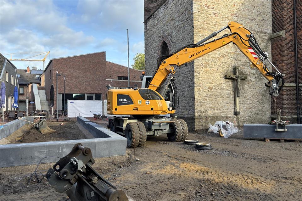 Die Bauarbeiten am Kirchplatz in Raesfeld gehen nach Lieferschwierigkeiten beim Material weiter. Zum Jahresende sollen die Arbeiten beendet sein.