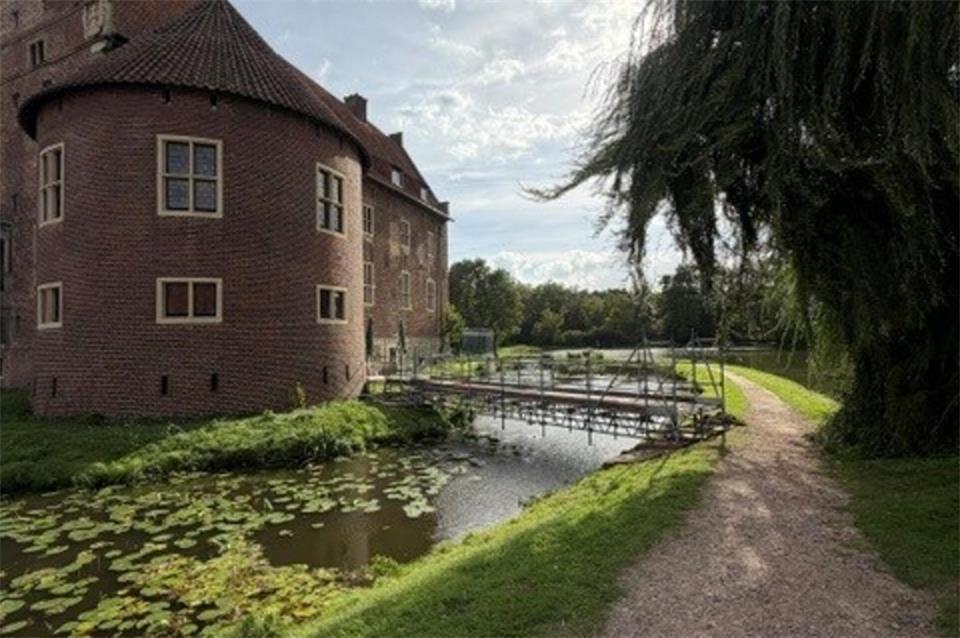 Die Bauarbeiten an der Zunftstube am Schloss haben begonnen. Sie sollen voraussichtlich bis Ende Oktober andauern. Dafür ist diese provisorische Brücke errichtet worden.