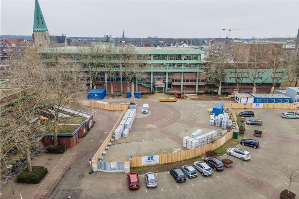 Die Bauarbeiten auf dem Berliner Platz ruhen, die Baustelle wird teilweise abgebaut.