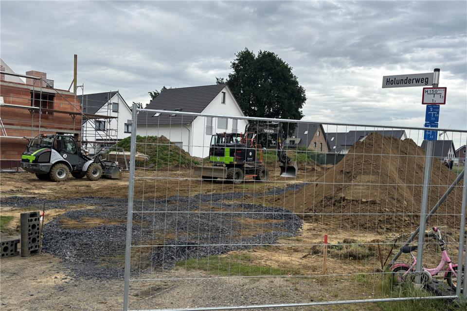 Die Bauarbeiten für den Dschungelspielplatz in der Blumensiedlung sind gestartet.