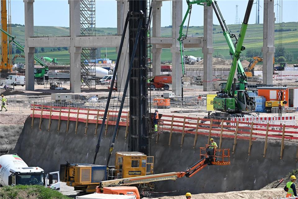 Die Bauarbeiten für den künftigen Pharmastandort sind im Zeitplan.Arne Dedert/dpa