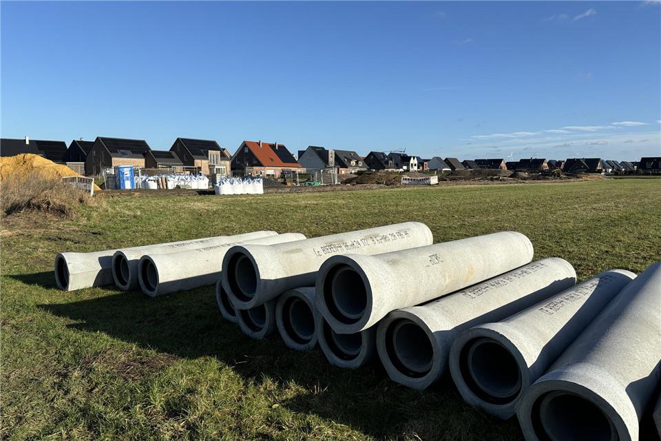Die Bauarbeiten für die Erschließung der Flächen am künftigen Levi-Schwarz-Weg an der Stockbreede haben begonnen.