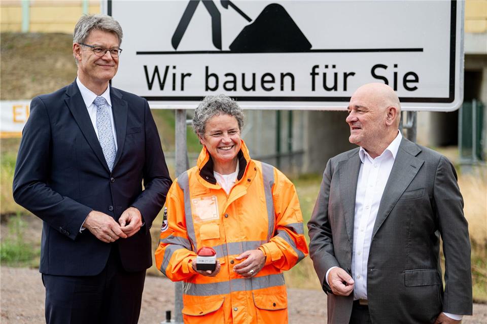 Die Bauarbeiten für die neue Elbebrücke starten. Hier sind Bundesverkehrsminister Schnieder dabei, Landesministerin Lydia Hüskens (FDP) und Landesminister Robert Crombach (SPD). Fabian Sommer/dpa