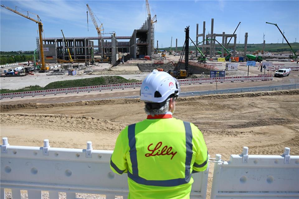 Die Bauarbeiten in Alzey laufen, doch soll das neue Werk nun mit einer verminderten Kapazität 2027 an den Start gehen. (Archivbild)Arne Dedert/dpa