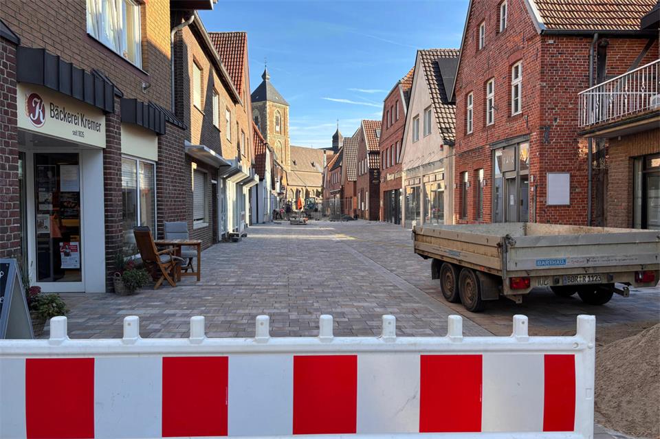Die Bauarbeiten in der Lange Straße neigen sich so langsam dem Ende zu. Der vordere Abschnitt ist bereits wieder frei für Fußgänger.