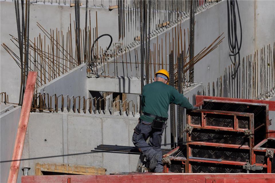 Die Baubranche, einst eine Stütze der deutschen Wirtschaft im Immobilienboom, schwächelt. (Archivbild)Rolf Vennenbernd/dpa