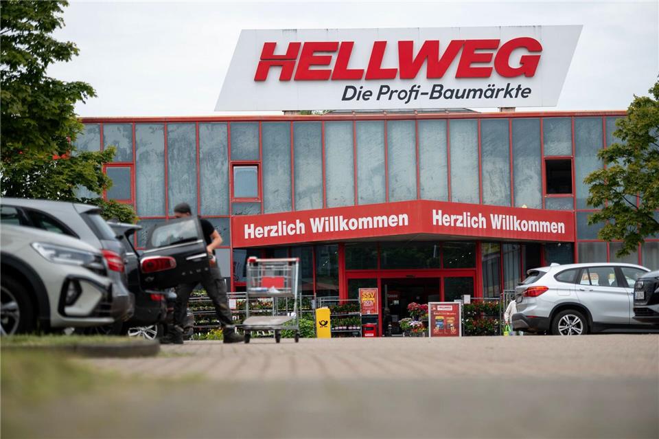 Die Baumarktkette Hellweg und die Tochtergesellschaft BayWa Bau- und Gartenmärkte hatten im Juni Insolvenz in Eigenverwaltung angemeldet. Laut Sanierungsgeschäfsführung werden viele Filialen wohl bleiben, nicht aber die Zentralen in Dortmund und Garching. (Archivbild)Fabian Strauch/dpa