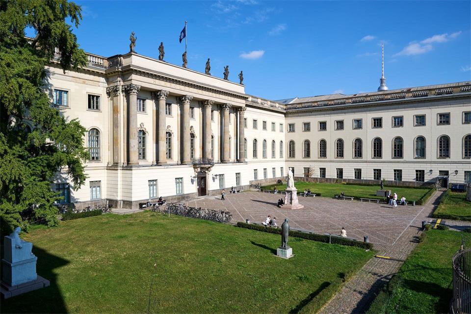 Die Baumaßnahmen waren umfassend. Die Gesamtkosten für Sanierung und Instandsetzung beliefen sich auf rund 86 Millionen Euro. (Archivbild)Soeren Stache/dpa