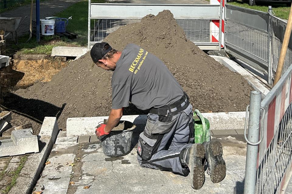 Die Baumbeete an der Straße Holten in Erle werden neu gestaltet und die Parkflächen in dem Bereich neu angeordnet. Das soll dort für mehr Sicherheit sorgen.