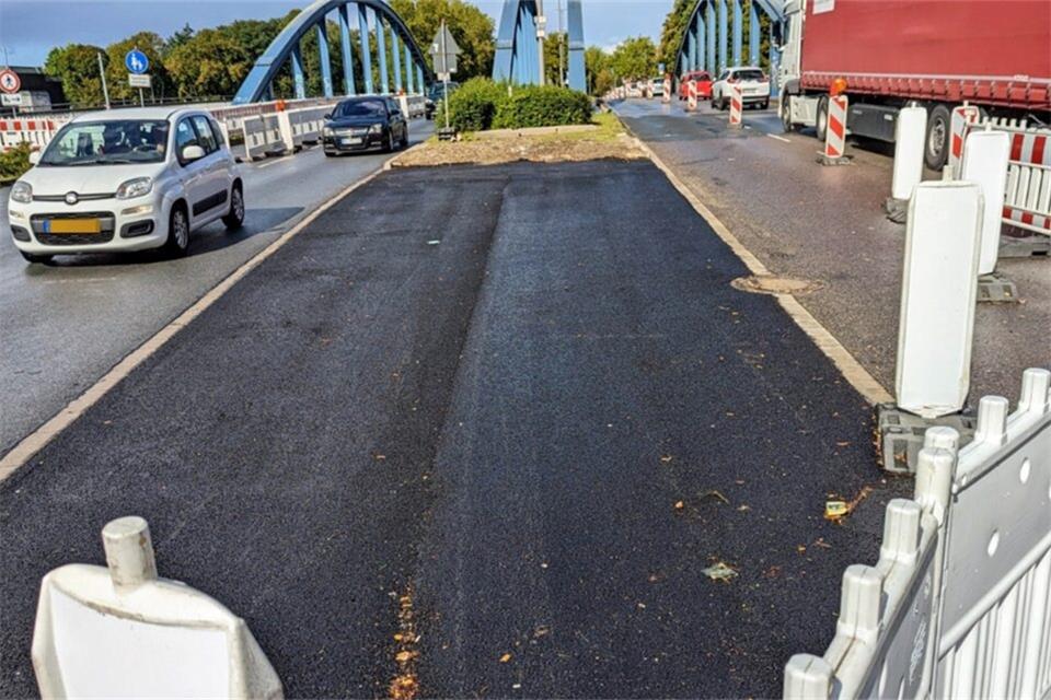 Die Baustelle auf der Kanalbrücke bleibt noch länger. Die zweite Spur von rechts ist für Rettungsfahrzeuge reserviert, die stadteinwärts an der geöffneten Mittelinsel wieder einscheren können.