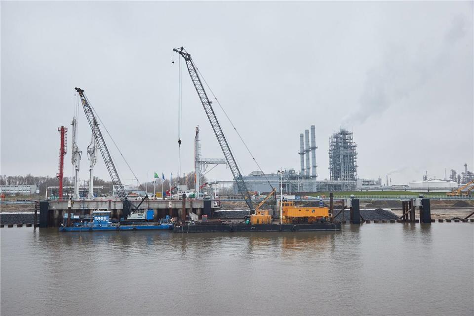 Die Baustelle für das Stader LNG-Terminal soll 2026 fertiggestellt werden. (Archivbild)Georg Wendt/dpa