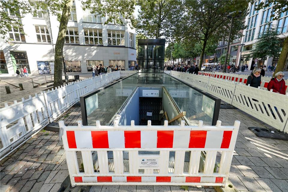 Teure Toilette in Hamburger Innenstadt wird zugeschüttet Die Baustelle im Herbst 2024 - nun ist eine Entscheidung zum Projekt gefallen.Ulrich Perrey/dpa