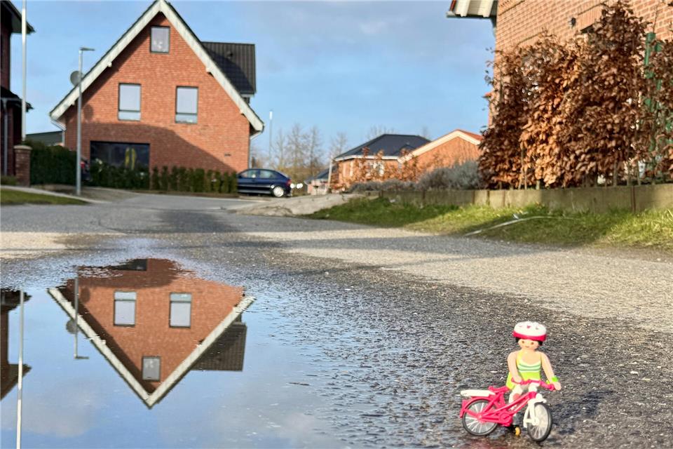 Die Baustraßen des alten Schmeing-Geländes ärgern die Anwohner. Ein Kritikpunkt: Die Vielzahl an Schlaglöchern, die sich mit Wasser füllen und regelmäßig im Winter überfrieren. Foto: Werschkull