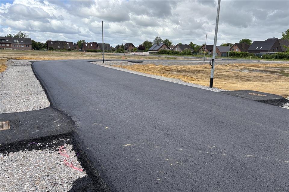 Die Baustraßen im Baugebiet Wehler Straße in Erle sind erstellt worden. Auch die Masten für die künftige Straßenbeleuchtung stehen schon.