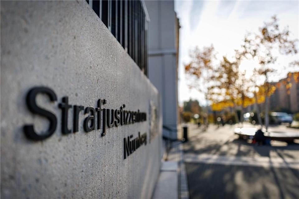 Die Bayerische Zentralstelle zur Bekämpfung von Betrug und Korruption im Gesundheitswesen (ZKG) wirft den Angeklagten vor, durch fingierte Touren- und Dienstpläne zahlreiche Leistungen abgerechnet zu haben, ohne diese wirklich erbracht zu haben. (Archivbild)Daniel Karmann/dpa