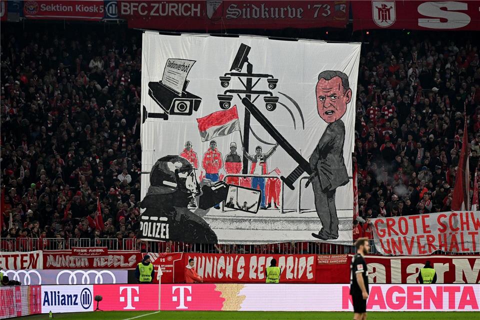 Die Bayern-Fans präsentierten aus Protest eine Karikatur von Hamburgs Innensenator Andy Grote.Sven Hoppe/dpa