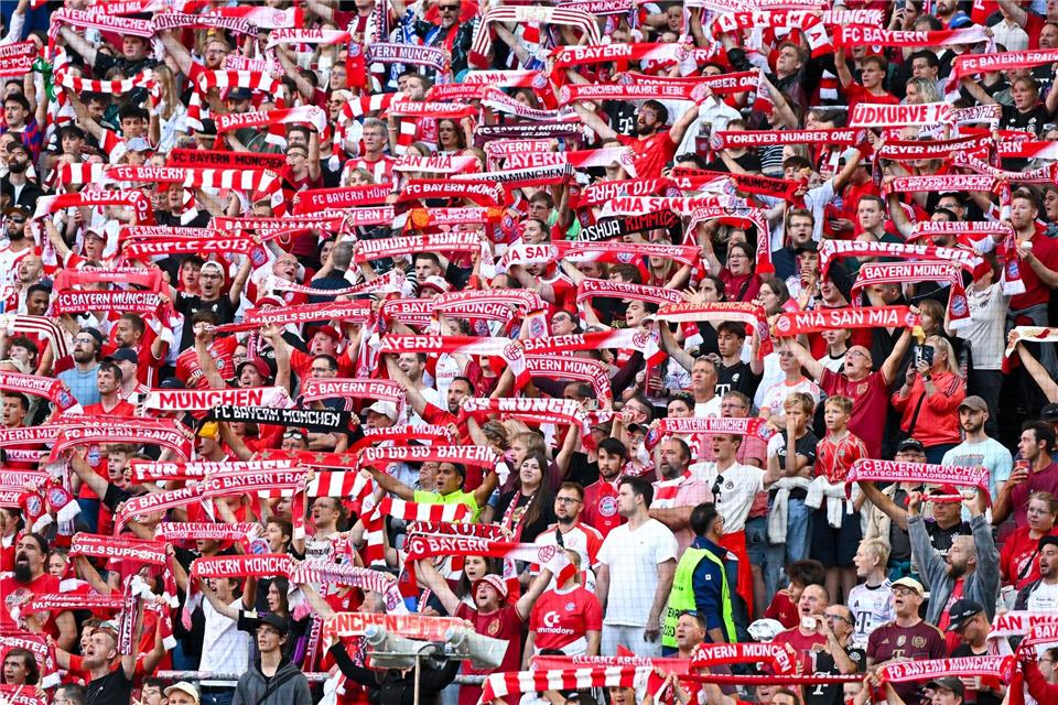 „Neuer Meilenstein“: FC Bayern siegt vor Rekordkulisse Die Bayern-Fans präsentierten ihre Fanschals.Sven Hoppe/dpa