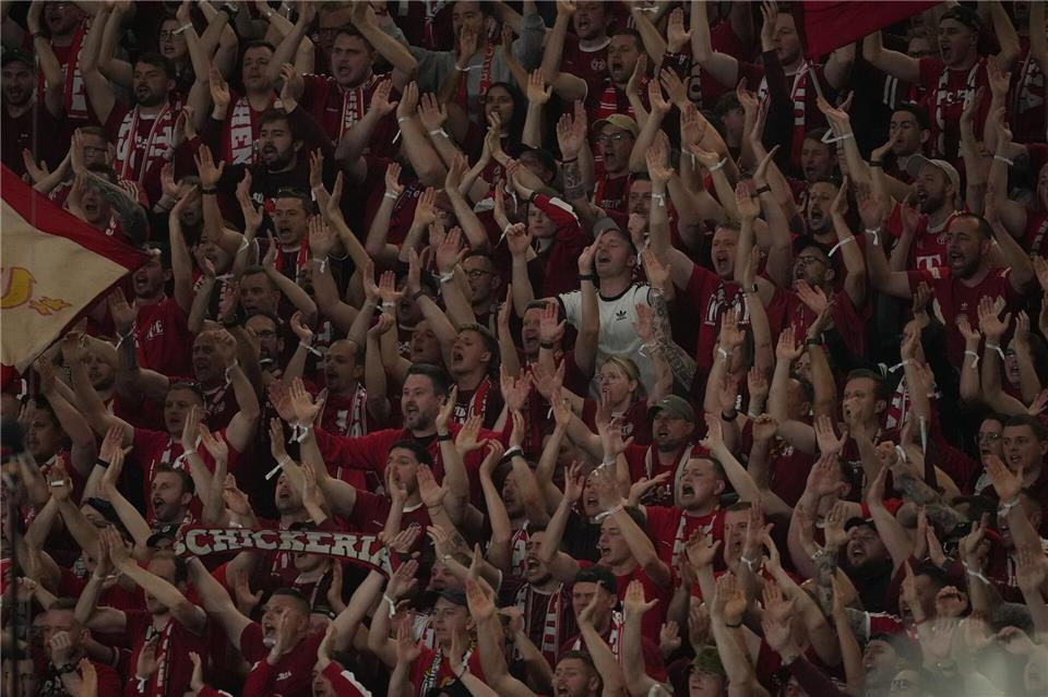 Die Bayern-Fans unterstützen und feierten ihr Team auch in Paris. Beim Rückspiel sollen sie die Allianz Arena stimmungsvoll in eine Festung verwandeln.Christophe Ena/AP/dpa